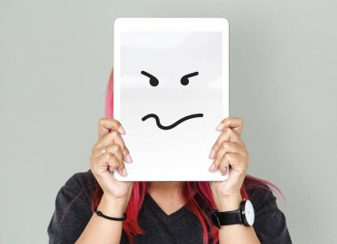 Dijital tablet ile yüz kapsayan kişi