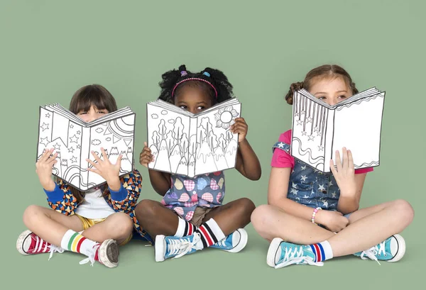 Мультиэтнические девушки, читающие книги — стоковое фото