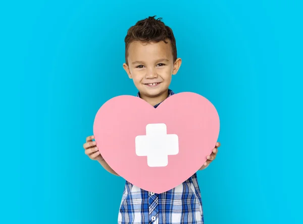 Ragazzo che tiene il cuore con croce — Foto Stock