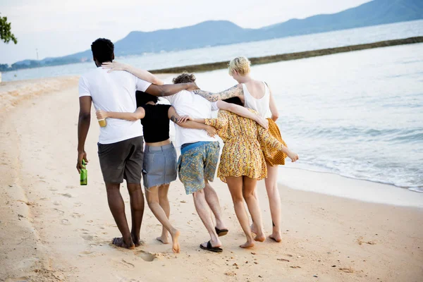 Τους φίλους, το αγκάλιασμα και το περπάτημα σε ακτή — Φωτογραφία Αρχείου