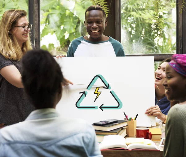 Estudiantes estudiando juntos — Foto de Stock