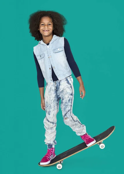 Meisje met skateboard — Stockfoto