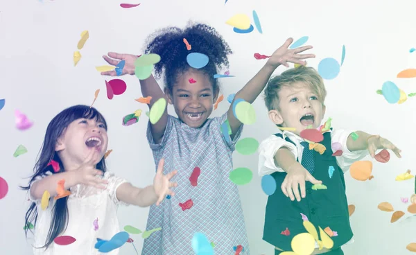 Crianças comemorando em uma festa — Fotografia de Stock