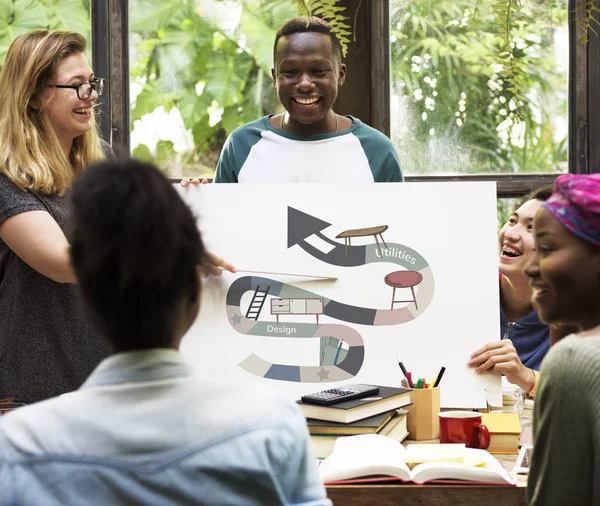 Estudiantes estudiando juntos — Foto de Stock