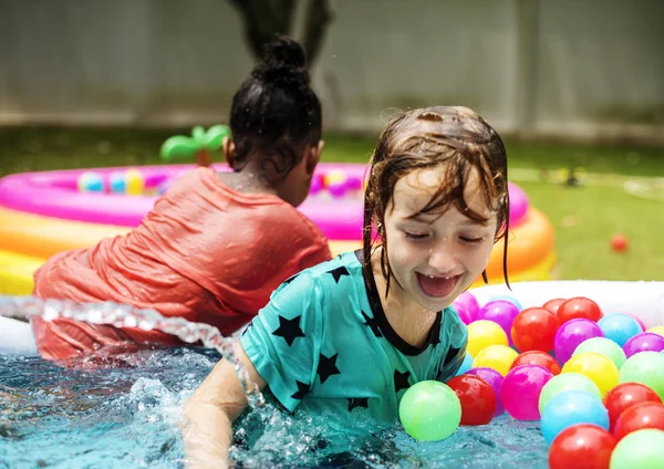 Filles jouant dans des piscines en caoutchouc — Photo