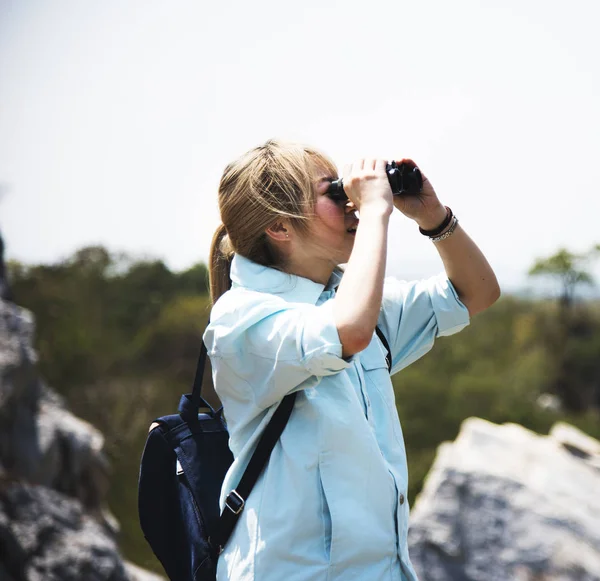 여행자 여자 쌍안경 — 스톡 사진