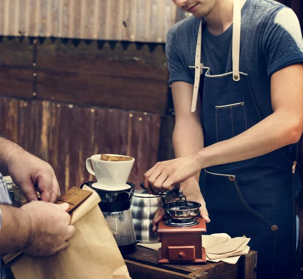 Homem vendendo café — Fotografia de Stock