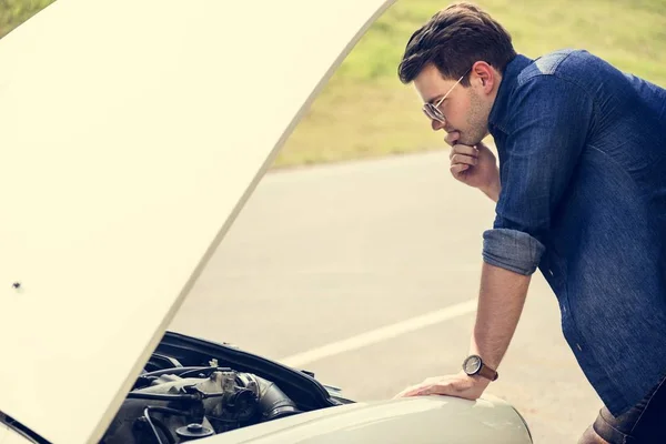 Homme vérification cassé voiture vers le bas — Photo