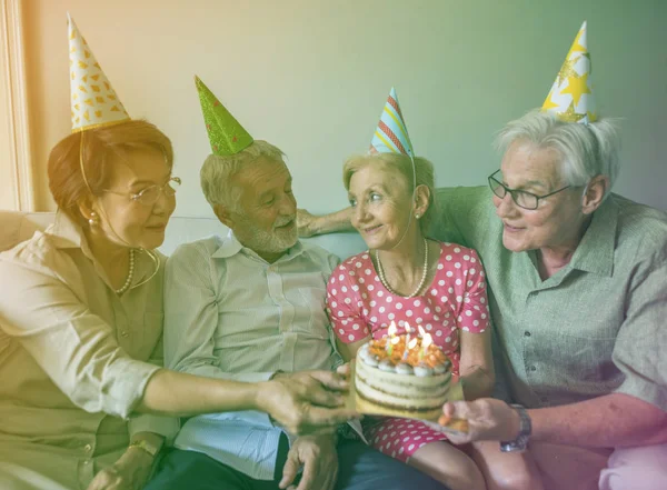 Senior mensen houden van de cake van de kindverjaardag — Stockfoto