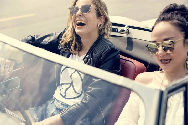 Mujeres conduciendo un coche — Foto de Stock