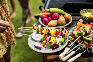 insanlar pişirme Barbekü