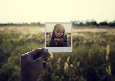 el tutarak fotoğraf çerçevesi