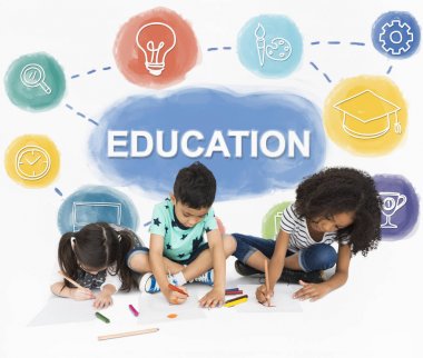 kağıtlara çizim çocuklar