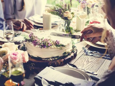 Gelin ve damat pasta kesiyor. 