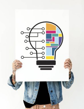 afişini tutan dövmeli kadın