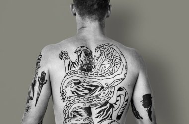 adam çıplak sırtına dövme ile