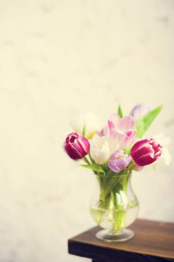 güzel bir buket çiçek ile