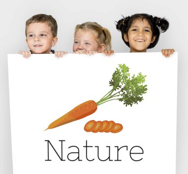 Çocuk afişini saklanıyor