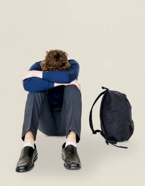 stresli öğrenci tek başına oturmak