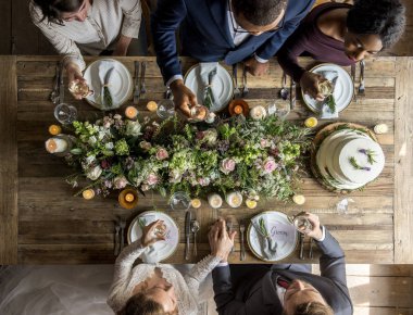 Gelin ve damat Konuklar ile kutluyor