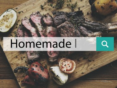 Pişmiş et dilimleri ve sebze