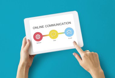 kişi holding dijital tablet