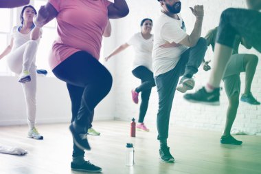 Eğitmen ile egzersiz insanlar