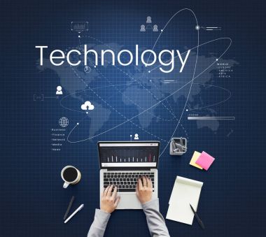 Laptop klavyesinde yazan kişi