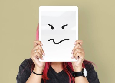 Dijital tablet ile yüz kapsayan kişi