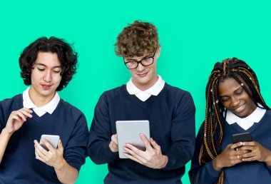 Dijital cihazlar kullanan öğrenciler