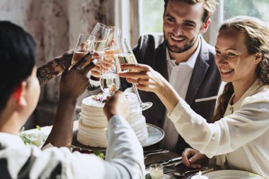 insanlar düğün kutluyor