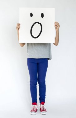 kişi holding afiş. 