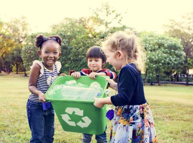 plastik şişe toplama çocuklar