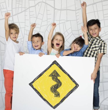 küçük çocuklar afişini holding