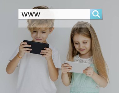 Çocuk akıllı telefonlar kullanarak