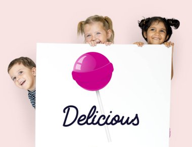 Çocuk afişini saklanıyor