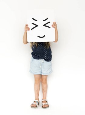 küçük çocuğu kapsayan yüz