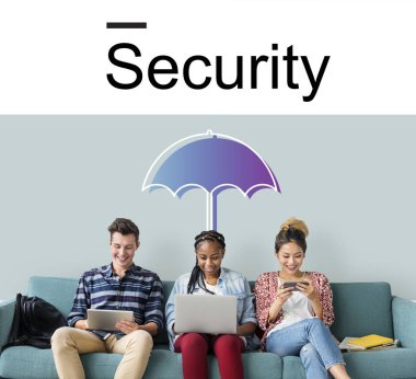 Arkadaşlar dijital cihazlar kullanarak 