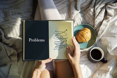 kadın yatakta kahvaltı ile rahatlatıcı