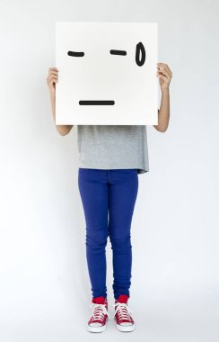 Kağıt afiş tutan kişi