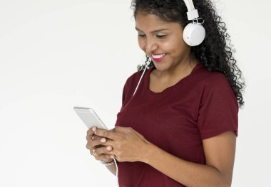 Kulaklıkla müzik dinleyen kadın