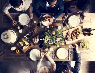 Gelin ve damat Konuklar ile kutluyor