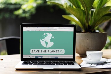 ahşap masa üstünde açılan laptop