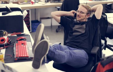 Cep telefonuyla konuşan adam.