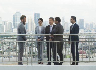 Konuşmaya çatıdayken iş ortakları