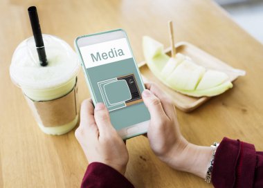 Akıllı telefon kullanan kadın