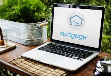 ahşap masa üstünde açılan laptop 