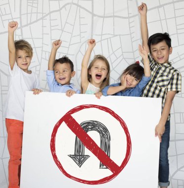 küçük çocuklar afişini holding