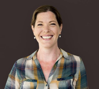 Olgun kadın gülümsüyor 