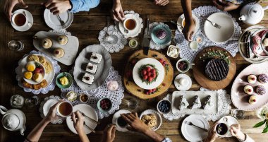 Restoranda yemek sahip insanlar